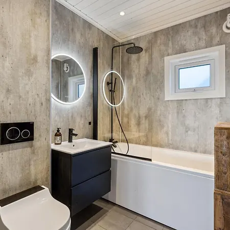 Вилла Family With 4 Bedroom, A View, Garden And Jacuzzi Кристиансанд